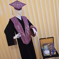 عباية تخرج بلون اسود مع وشاح وقبعة مطرز حسب الطلب