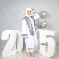 عباية تخرج لون أبيض صافي تصميم ٢٠٢٥