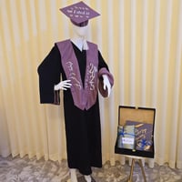 عباية تخرج بلون اسود مع وشاح وقبعة مطرز حسب الطلب