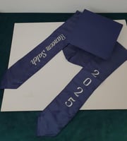 وشاح تخرج وقبعة مع التطريز