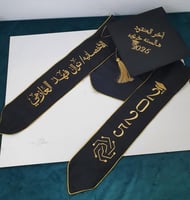 وشاح تخرج وقبعة مع التطريز