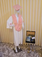 عباية تخرج لون أبيض مميز ووشاح وقبعة لون زهري