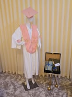 عباية تخرج لون أبيض مميز ووشاح وقبعة لون زهري