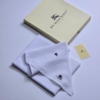 غتره بيضاء من BURBURRYساده 2026