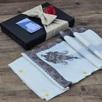 غترة كشمير رجالية فاخرة بتطريز يدوي وتغليف هدية