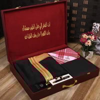 بوكس رجالي ملكي بشت اسود مقصب ذهبي مع شماغ قماش كا...