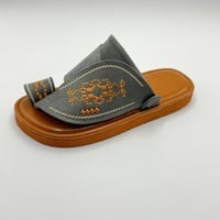 حذاء مخمل رجالي لون رصاصي ورملي