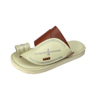 حذاء رجالي لون كريمي تطريز زري