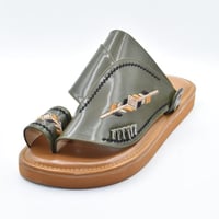 حذاء شرقي زيتي