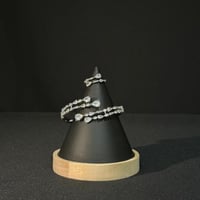 طقم زيركون ب اللون الفضي بلمعه براقه