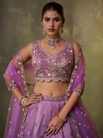 موج زمرد يعانق ورد ويضيء بغروب ذهبي