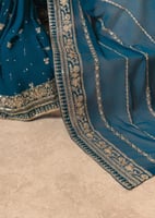 الزي الهندي الأزرق الملكي المطرز