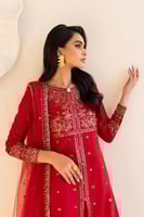 الأحمر بلمسة ملكية