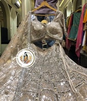 تصميم ملكي بلون ذهبي