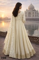 فستان باناقة ملكية