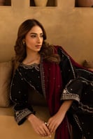 أناقة الأسود مع لمسة المارون المطرزة