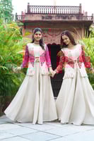 ثنائي الأناقة الهندية طقم كريمي بتنورة واسعة وجاكي...