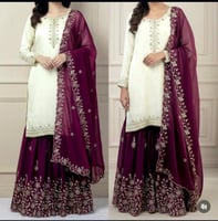 فوشي ساحر وبلوزة بيج ذهبي بتطريز ملكي فاخر