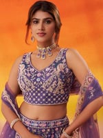 بنفسج عميق يعانق ربيع اخضر