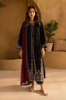 أناقة الأسود مع لمسة المارون المطرزة