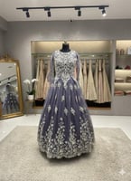 بريق التيركواز وظلال الرمادي