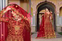 لبس عروس جذاب بثلاثة ألوان