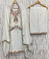 نعومة هندية بلمسة الاحمر والذهبي