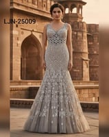 رمقك يكسر سكون المكان