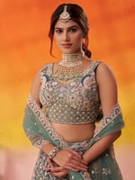 بنفسج عميق يعانق ربيع اخضر