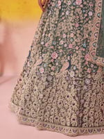 بنفسج عميق يعانق ربيع اخضر