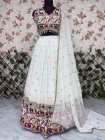ساري هندي أبيض مطرز بألوان زاهية لإطلالة ملكية