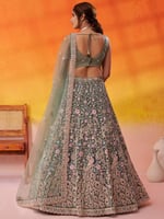 بنفسج عميق يعانق ربيع اخضر