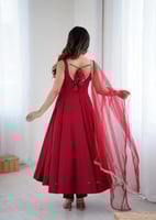 فستان أحمر ملكي جرأة وأناقة لا تضاهى