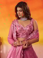 عاج يهدأ وزمرد يضيء