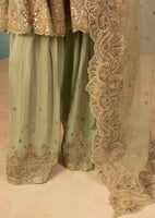 نعومة نسمة الماء باطلالة منعش