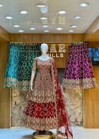 فستان عروس أحمر بتفاصيل ملكية