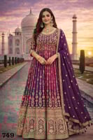 فستان باناقة ملكية