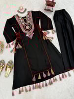 لبس هندي مطرز بتفاصيل ملكية