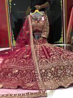 ليهنغا زفاف ملكية حمراء مطرزة بالذهب