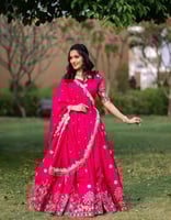 أنوثة تتحدث بالفوشيا