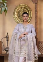 تنكتب اطلالتك بنبرة عشق ما تتكرر