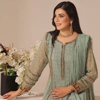 فستان ملكي مطرز أسود وتركوازي