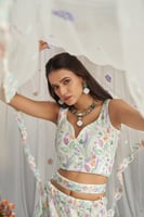 أطياف الفخامة طقم هندي مطرز بألوان ملكية