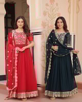 اختاري بين دفء الورد وأسرار الزمرد طقمك يصنع الفرق