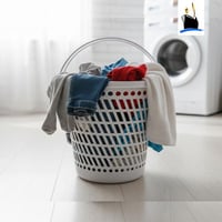 سلة مهملات بيضاء البجاد