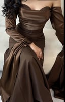 فستان بني باكمام طويلة