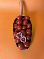 توت حامض مجفف بالتجميد مغطى بالشوكولاته بنكهه الرم...