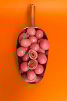 فراولة مغطاة بالشوكولاته بنكهه التوت