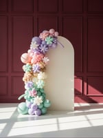 قوس بالونات مزين بتشكيل ورد - ستاند