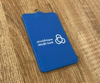 حامل بطاقة خاص بموظفين البنوك
